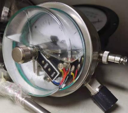 耐震电接点压力表YTNXC-100/150,1.6级，-0.1-0-60MPA